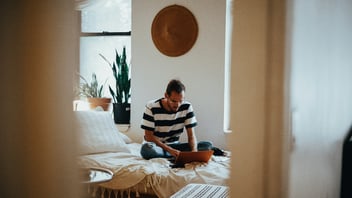 homem pesquisando sobre como comprar imóvel com baixa renda