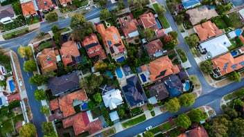 um bairro cheio de residências e casas