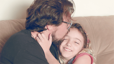 Pai e filha se abraçando
